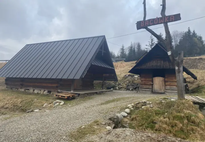 Bacówka Bartne: historia, sery i noclegi w sercu tradycyjnego wypasu owiec