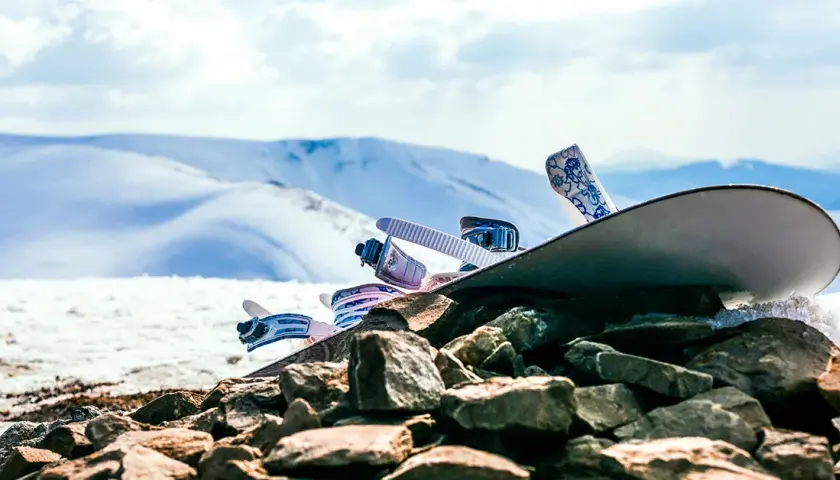 Wiązania snowboardowe twarde czy miękkie - co wybrać dla siebie?